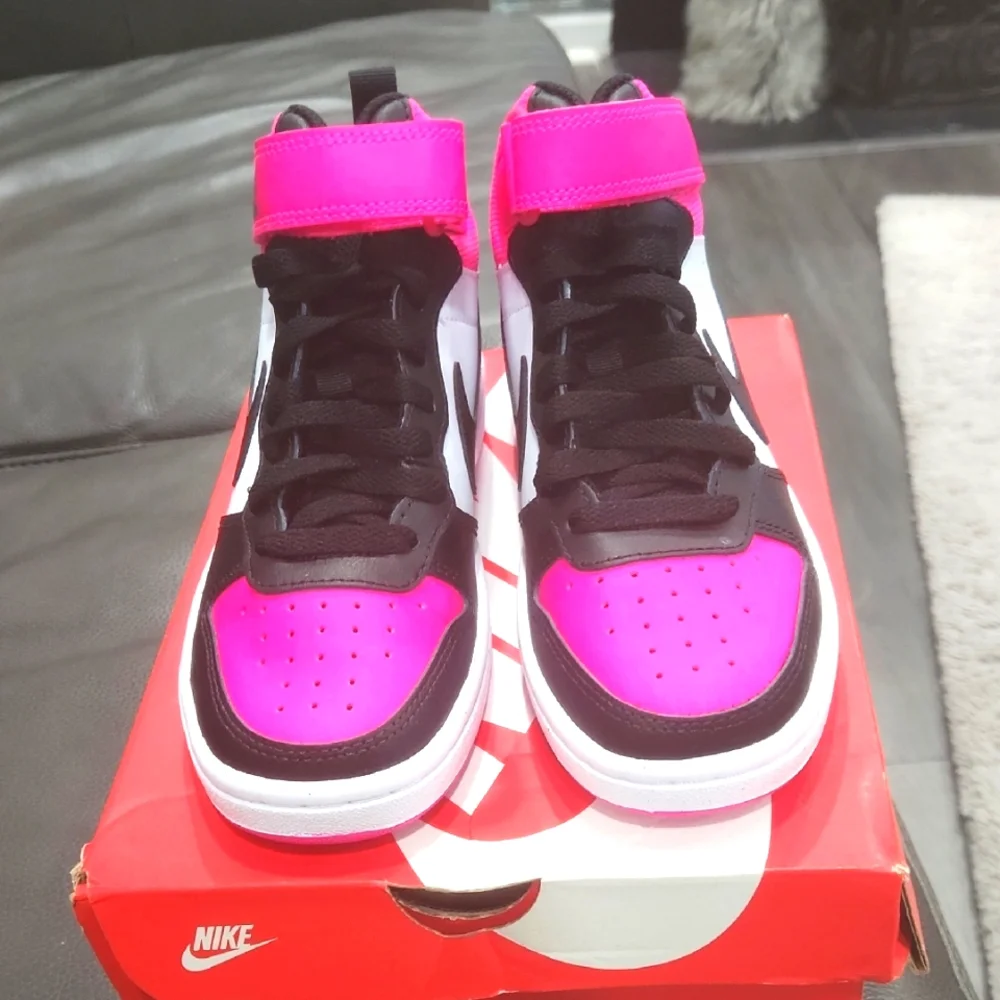Nike High-Tops in Pink and Black Girls Court Borough Mid 2 Sz 3.5 - Picture 2 of 8